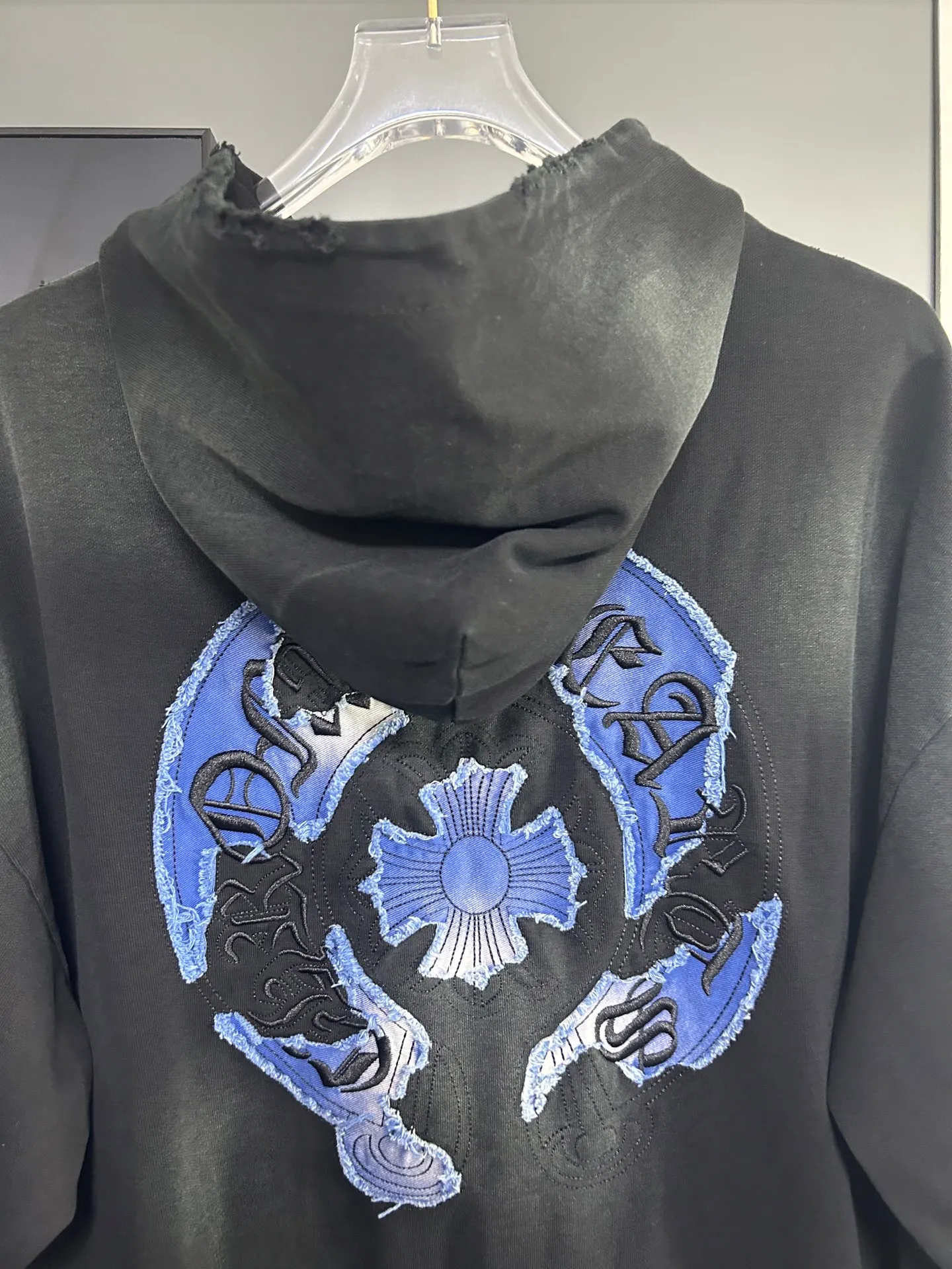 P310 𝗖𝗵𝗿𝗼𝗺𝗲 𝗛𝗲𝗮𝗿𝘁𝘀/Cro Heart 2025 Cross Patch Embroidery Summer New Original Single Counter American Acid Washed Distressed Laser Burnt Patch Embroidery Couple Casual Hooded Sweatshirt 👑The highest version! Customized fabric 440g tripe terry fabric! American acid-washed and distressed original fabric laser burnt ✟appliqué embroidery and exquisite embroidery of letters! The best-selling model at the counter. It is very comfortable to wear. It is low-key yet luxurious. It is very classy when worn. The large size and tailoring are needless to say. The upper body is exquisite and vivid. 👍High-end first-class materials. A truly palace-level product. The cotton from Turkey is of outstanding quality. After heavy washing, the clothes are very soft! Not picky, the upper body is absolutely stylish and extremely luxurious. Auxiliary materials: The original model has been authenticated and labeled ➕100% silk washed with water label. Genuine purchase-grade original hangtag➕matching hanging rope➕3D hanging beads➕original packaging bag. Craftsmanship: The original version has consistent wiring! The highest version of the armhole matching technique! Countless times of pattern making to 100% restore the original appearance! The correct version is the same for men and women, super eye-catching, super good-looking, and super atmospheric! Color: White Black Royal Blue Size, XS S M L